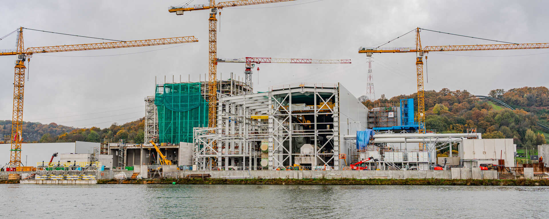 An overview photo of the new awirs power station, 4 cranes can be seen along with the scaffolding of the new installation.