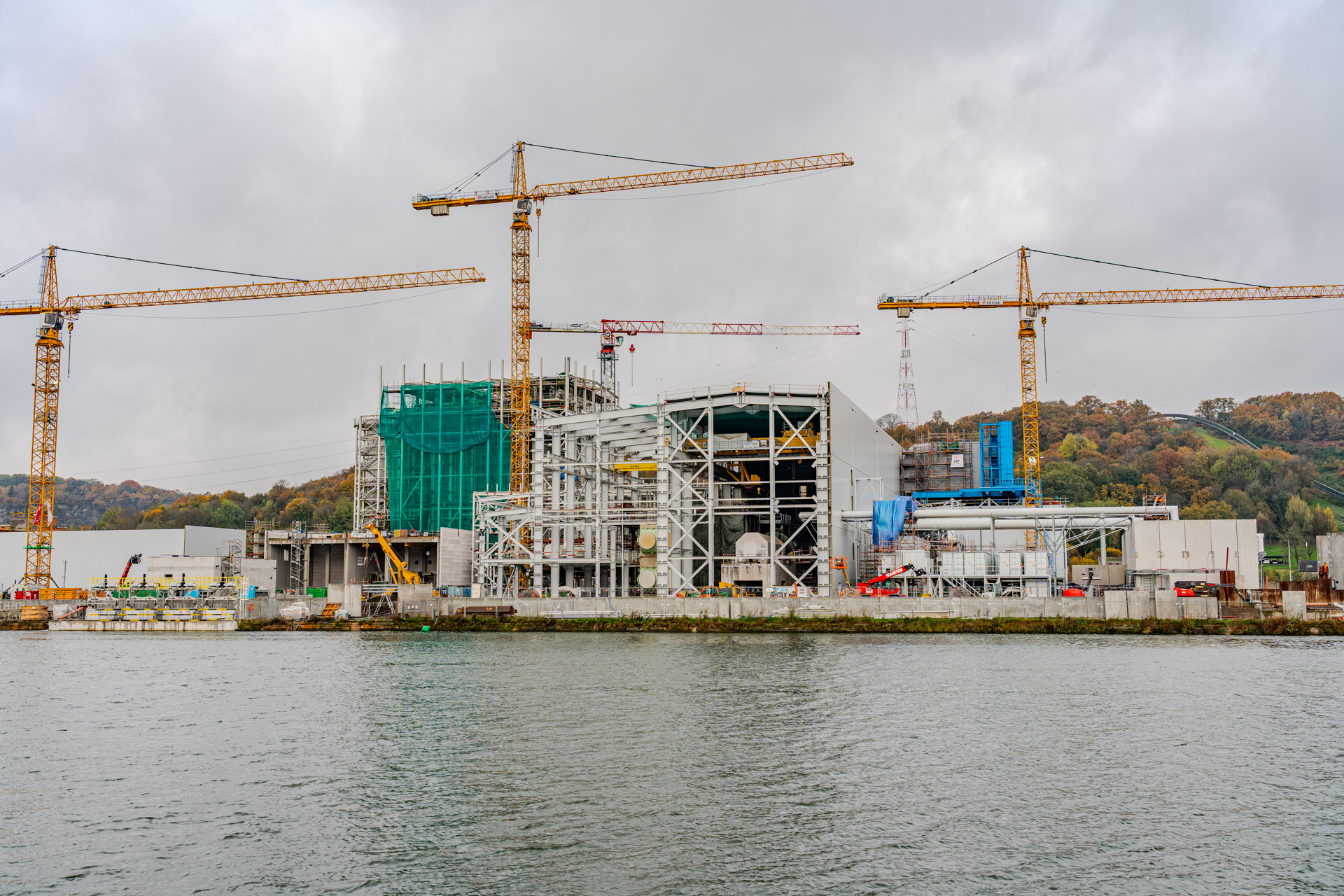An overview photo of the new awirs power station, 4 cranes can be seen along with the scaffolding of the new installation.