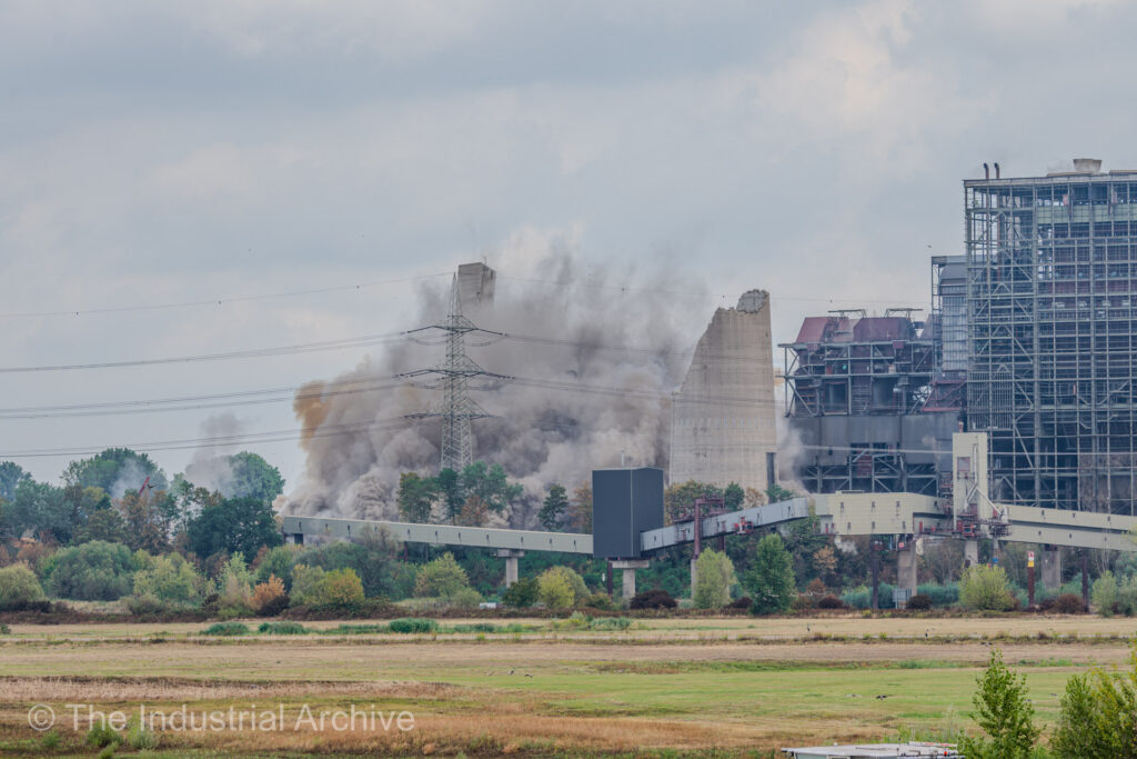 Boilerhouse B (Kesselhause B) at the Voerde Power Plant (Kraftwerk Voerde) during the controlled explosion, the elevator shaft can be seen falling.