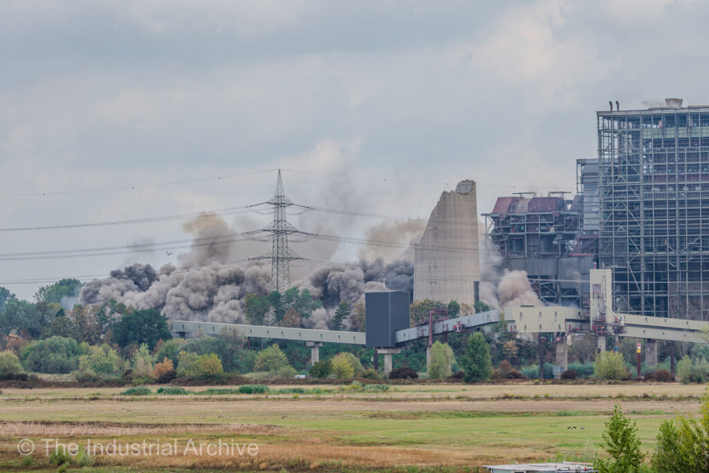 Boilerhouse B (Kesselhause B) at the Voerde Power Plant (Kraftwerk Voerde) after the explosion, a large dust cloud emerges.