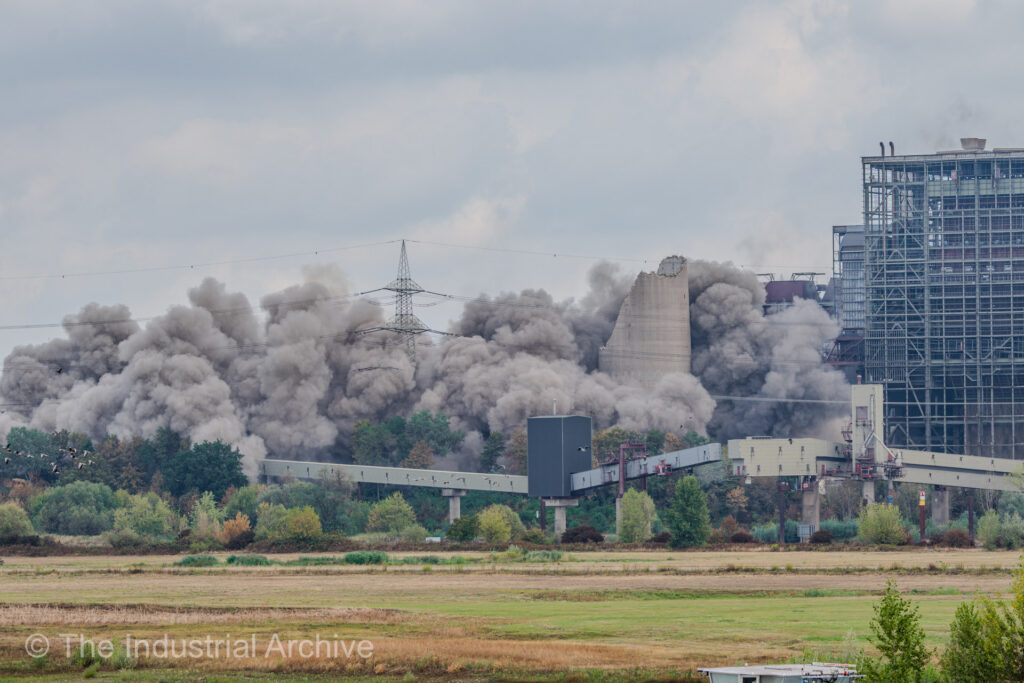 Boilerhouse B (Kesselhause B) at the Voerde Power Plant (Kraftwerk Voerde) after the explosion, the dust cloud takes over the surrounding area.