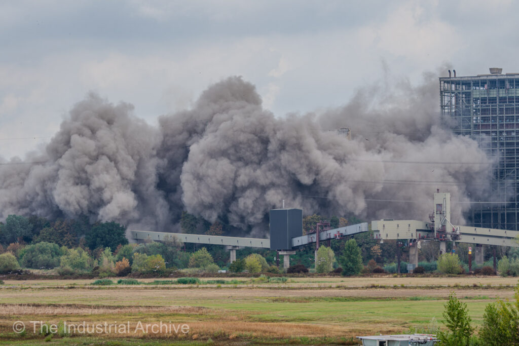 Boilerhouse B (Kesselhause B) at the Voerde Power Plant (Kraftwerk Voerde) after the explosion, the dust cloud takes over the surrounding area.