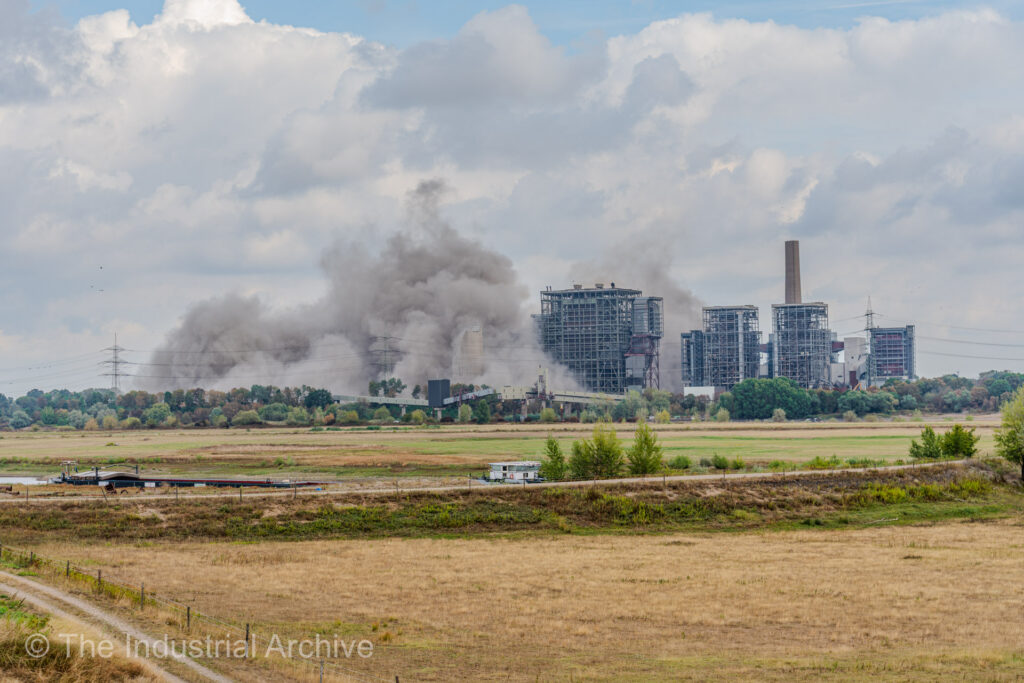 Boilerhouse B (Kesselhause B) at the Voerde Power Plant (Kraftwerk Voerde) after the explosion, wider view of the site being covered by the dust cloud